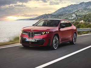 BMW představilo první Neue Klasse se splývavou zádí. Rovnou i jako silné iX4 M60