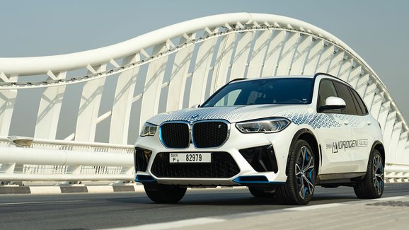 BMW už testuje nové iX5 na vodík. I v extrémním arabském horku