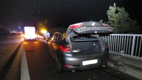 Řidič kradeného BMW ujížděl policii z Německa na naše území. Při pokusu o útěk skočil z mostu a vážně se zranil.