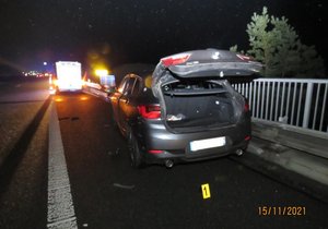 Řidič kradeného BMW ujížděl policii z Německa na naše území. Při pokusu o útěk skočil z mostu a vážně se zranil.