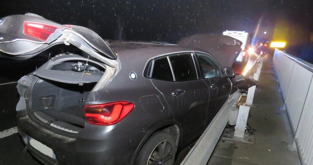 Řidič kradeného BMW ujížděl policii z Německa na naše území. Při pokusu o útěk skočil z mostu a vážně se zranil.