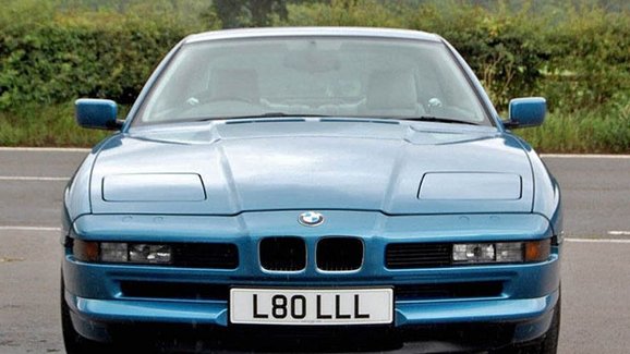 Chcete se vozit jako sultán Bruneje? Jeho bývalé BMW 850 Ci je k dispozici