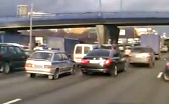 Video: Policejní Lada Samara vs. ministerské BMW řady 7
