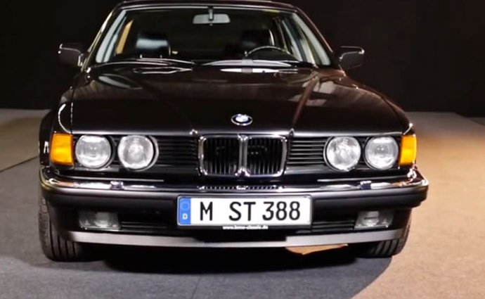 Video: BMW vzpomíná na klasiku, druhou generaci sedmičky (E32)