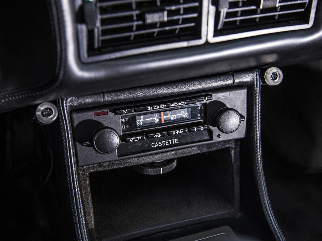 I přes nekompromisně sportovního ducha nabízí M1 komfort v podobě rádia, klimatizace a elektricky ovládaných oken.
