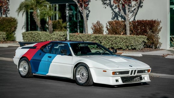 Víte, že herec Paul Walker vlastnil i úchvatné BMW M1? Právě tohle auto je teď na prodej