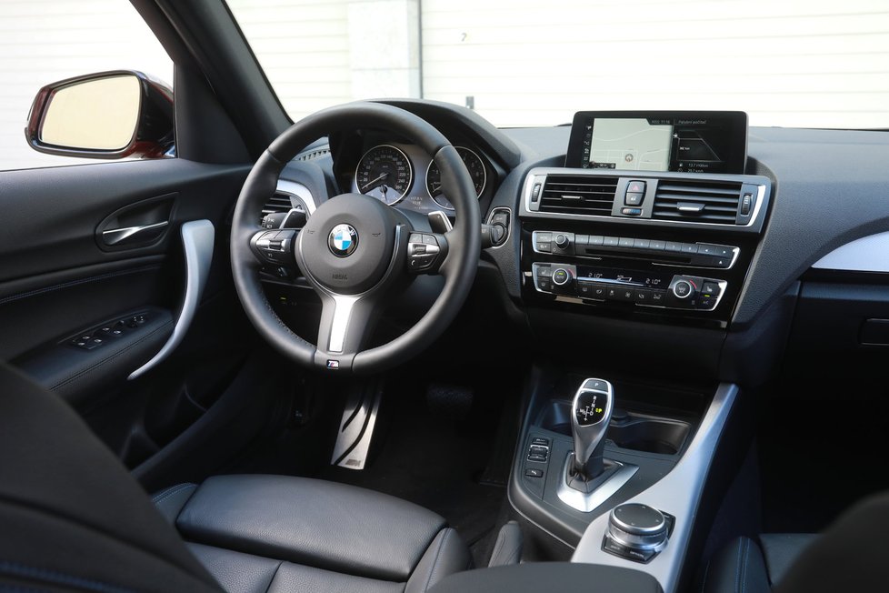 Minimalistické volanty moderních vozů BMW skvěle padnou do ruky