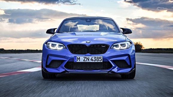 BMW vydalo video driftující M2 se zvukem V10, po kritice ho stáhlo