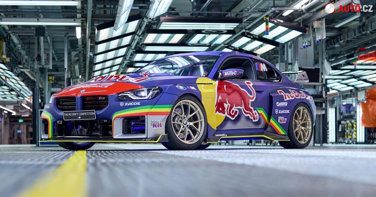 Gymkhana po bavorsku: Závodní M2 driftuje přímo ve výrobním závodě v Mnichově