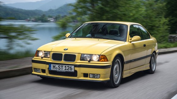 BMW M3 E36: Připomeňte si slavného šestiválcového sportovce z devadesátek