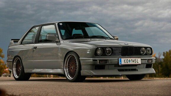 Na prodej je zajímavé BMW M3 E30. Místo čtyřválce má V8!