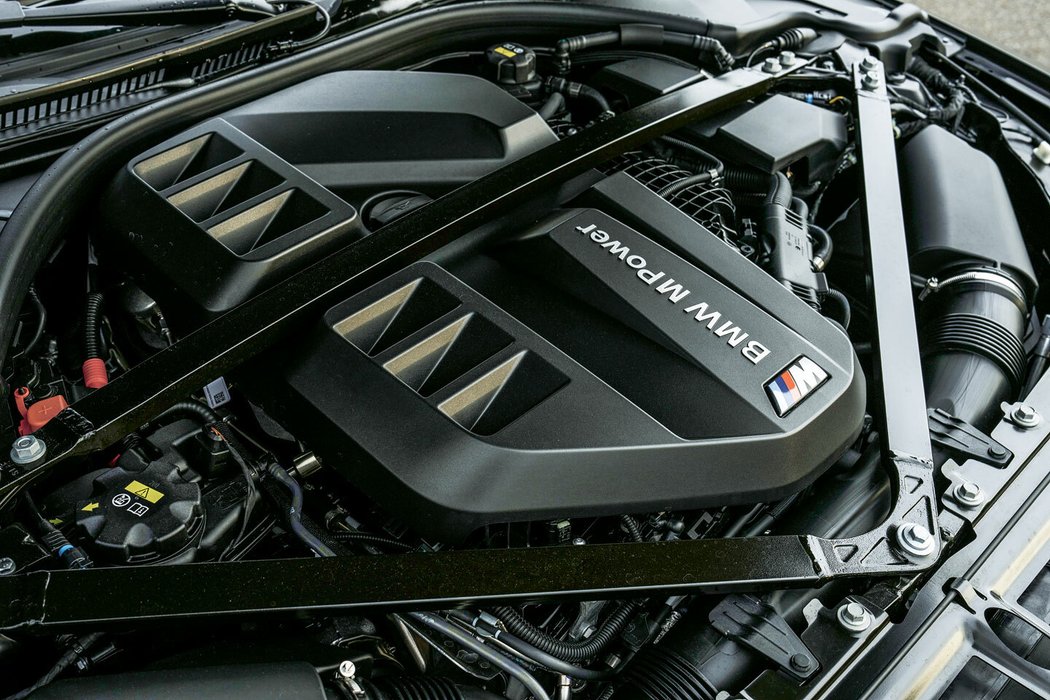 Motor M4 má obrovskou sílu a zátah, ale jeho reakce jsou pomalejší než u atmosferické jednotky V8 v corvette