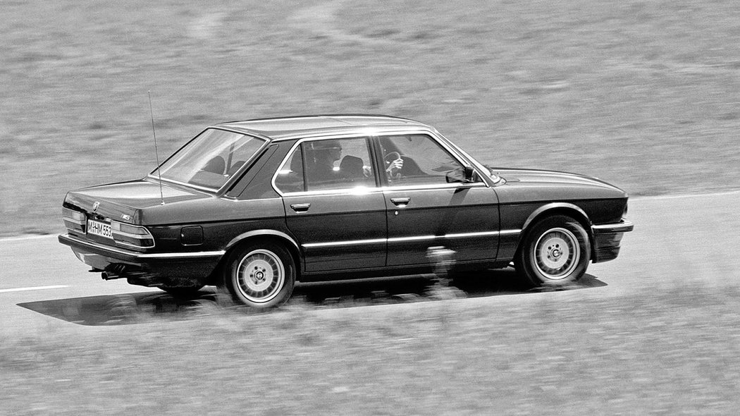 BMW M5 E28 (1985-1987)