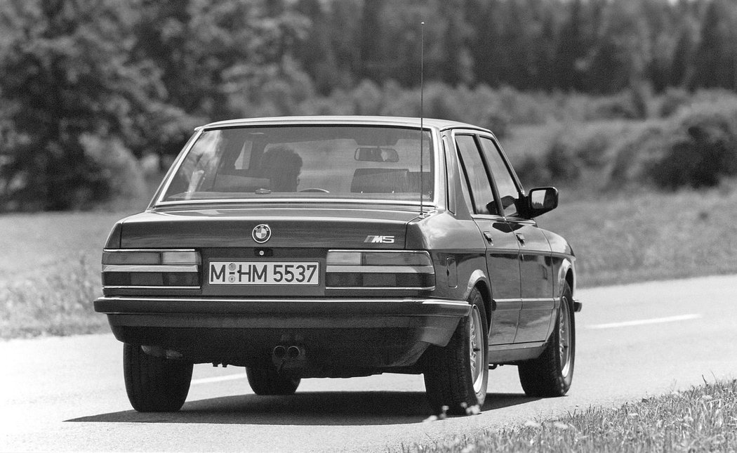 BMW M5 E28 (1985-1987)