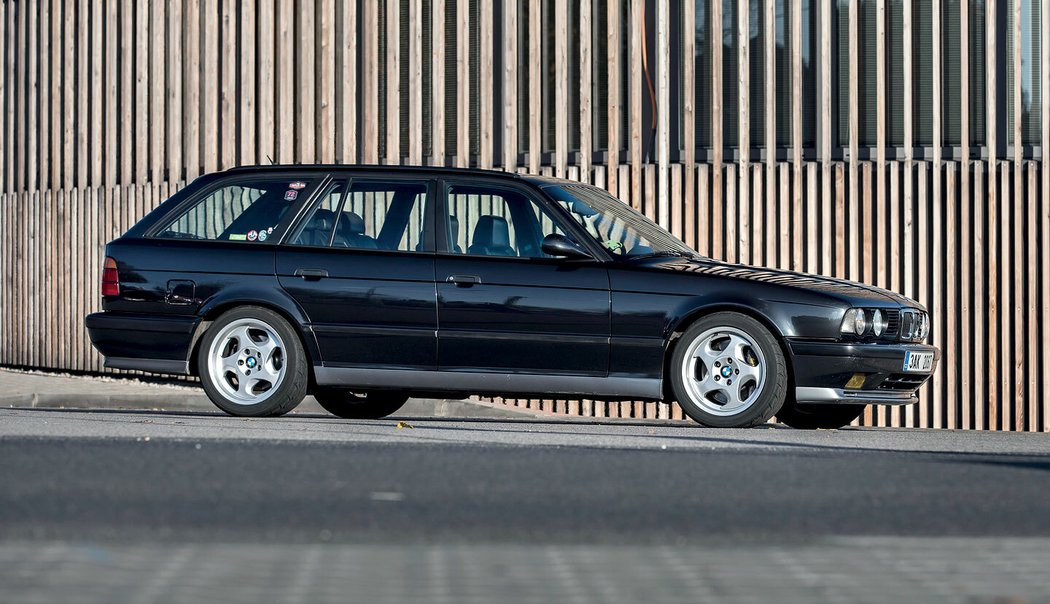 Důkaz že klasická BMW z 90. let zrají jako víno. Nízká karoserie, bohaté prosklení a nenápadně skrytá síla.