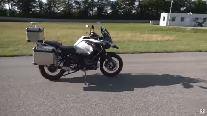 Prototyp motocyklu R1200GS dokáže jezdit i bez řidiče