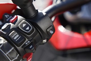 BMW uvádí plně automatickou spojku pro motorky: Zlepšuje akceleraci i stabilitu