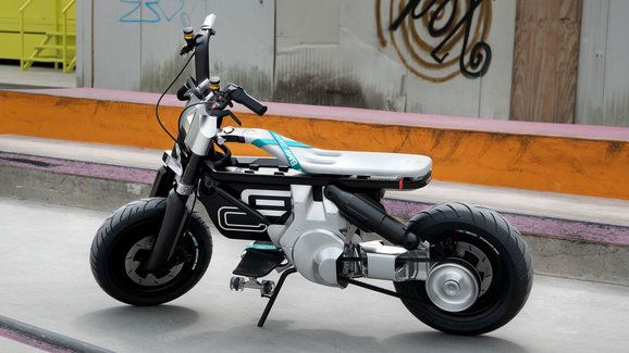 BMW CE 02 je koncept malé elektrické motorky do města. Slibuje dojezd až 90 km