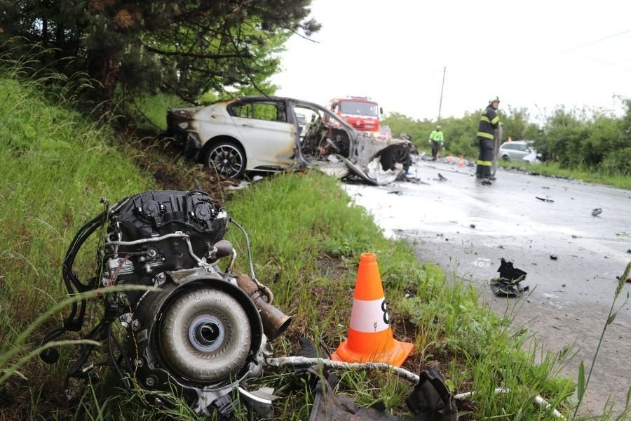 Utržený motor svědčí o velké síle nárazu.