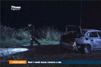 Řidič bavoráku zabil chodce a ujel: Svoje auto prý podpálil a chtěl utéct. Ve voze měly být zbraně