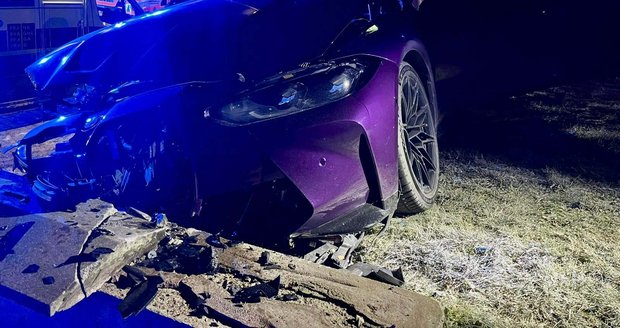 Sebuah BMW mewah jatuh pada malam hari di Praha. Sebuah BMW mewah jatuh pada malam hari di Praha.