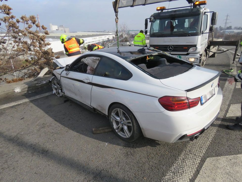 Děsivá nehoda: Mladý řidič nezvládl své BMW a vyletěl ze zatáčky, od pádu do propasti ho zachránilo křoví.