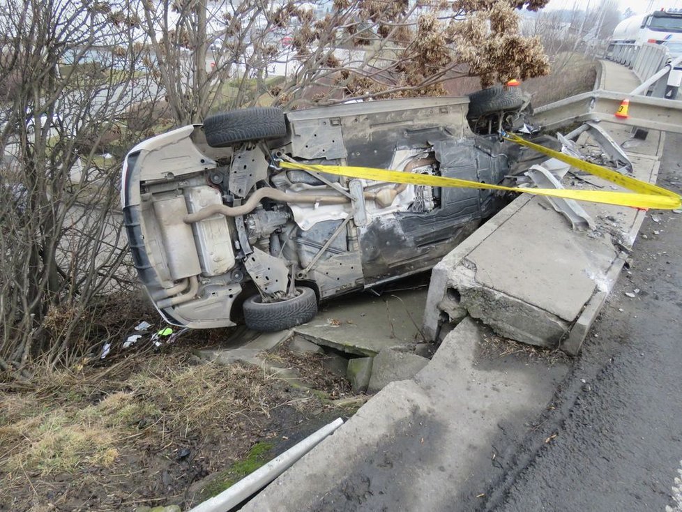 Děsivá nehoda: Mladý řidič nezvládl své BMW a vyletěl ze zatáčky, od pádu do propasti ho zachránilo křoví.