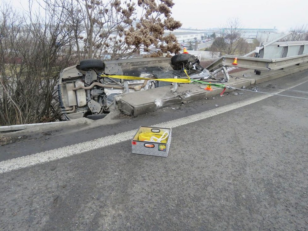 Děsivá nehoda: Mladý řidič nezvládl své BMW a vyletěl ze zatáčky, od pádu do propasti ho zachránilo křoví.