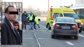 Řidič BMW srazil na přechodu v Hradci Králové stařenku, kterou s mnohočetnými poraněními obličeje převezli do nemocnice