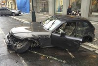 Čerstvý řidičák a rychlá jízda: Frajírek (18) v bavoráku naboural tři auta!