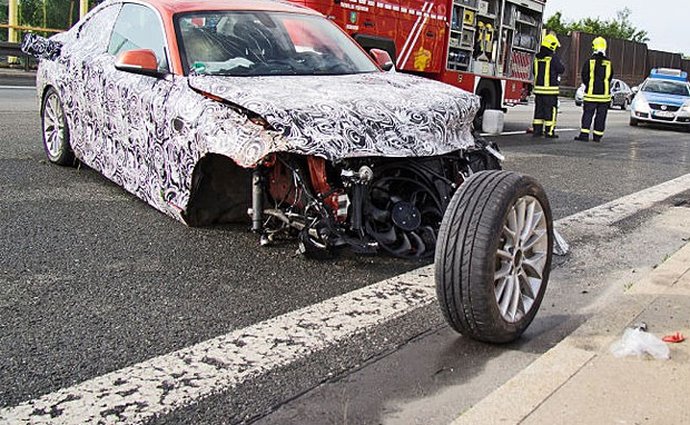 Zamaskovaný prototyp BMW 2 těžce havaroval na německé dálnici
