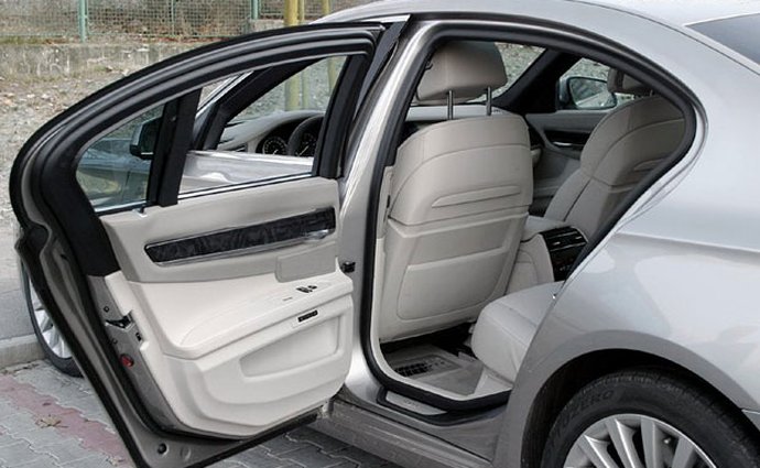 BMW 7: Automatické dovírání může za jízdy omylem otevřít dveře
