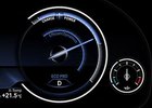 BMW řady 5 2013 s multifunkčním přístrojovým panelem a dalšími novinkami