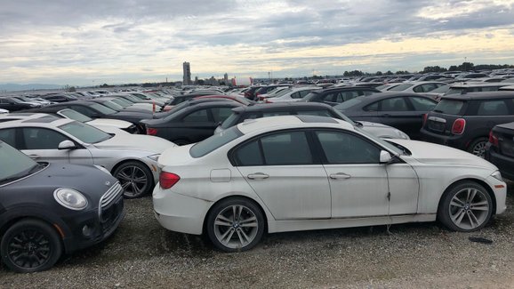 Skoro tři tisícovky BMW a Mini roky chátrají na parkovišti. Kvůli sněhové bouři
