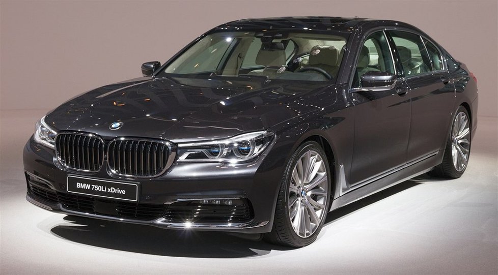 BMW 750li xDrive VIP. Nová limuzína, kterou objednalo Policejní prezidium pro politiky, kteří mají ochranku, a také pro zahraniční delegace.