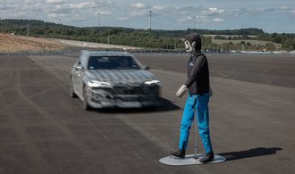 BMW poprvé ukázalo, jak testuje srážky autonomních aut na polygonu u Sokolova