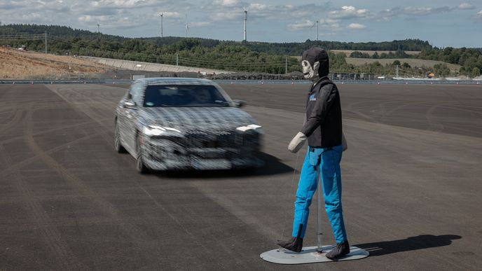 BMW poprvé odhalilo, jak testuje autonomní, asistenční a bezpečnostní systémy aut na polygonu u Sokolova.