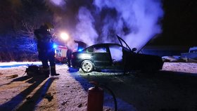 Nebezpečný hazard na silnici se řidiči nevyplatil: Jeho auto zachvátil požár