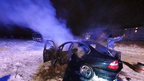 Nebezpečný hazard na silnici se řidiči nevyplatil: Jeho auto zachvátil požár