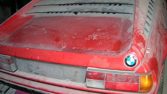 BMW M1 se skrývalo v prachu 34 let! Najeto nemá skoro nic...