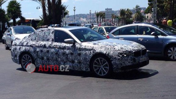 Spy photo: Nové BMW 5 vyfoceno v Nice. Bude to zmenšená sedmička?