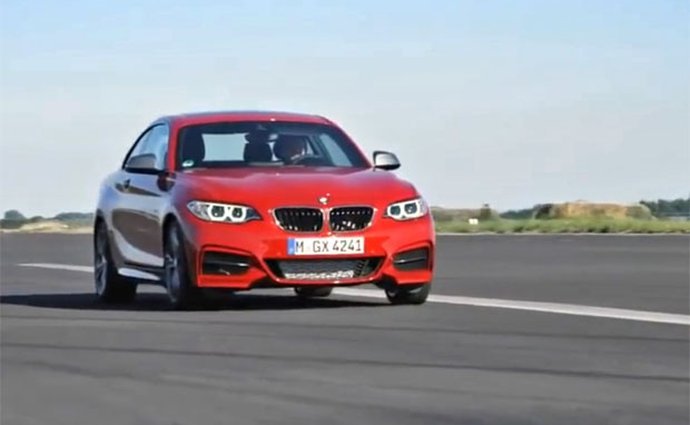 BMW M235i: S Launch Control na stovku za 4,8 sekundy (video)