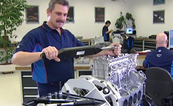 Video: Jak se skládal a testoval motor V8 z BMW M3