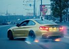 Video: BMW M4 driftuje v ulicích Moskvy