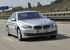 BMW řady 5 bez řidiče se prohání po dálnici (video)