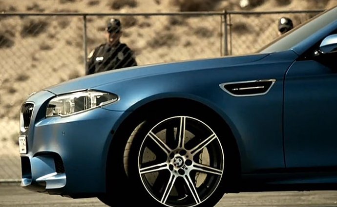 Video: BMW M5 Competition je jako utržené ze řetězu