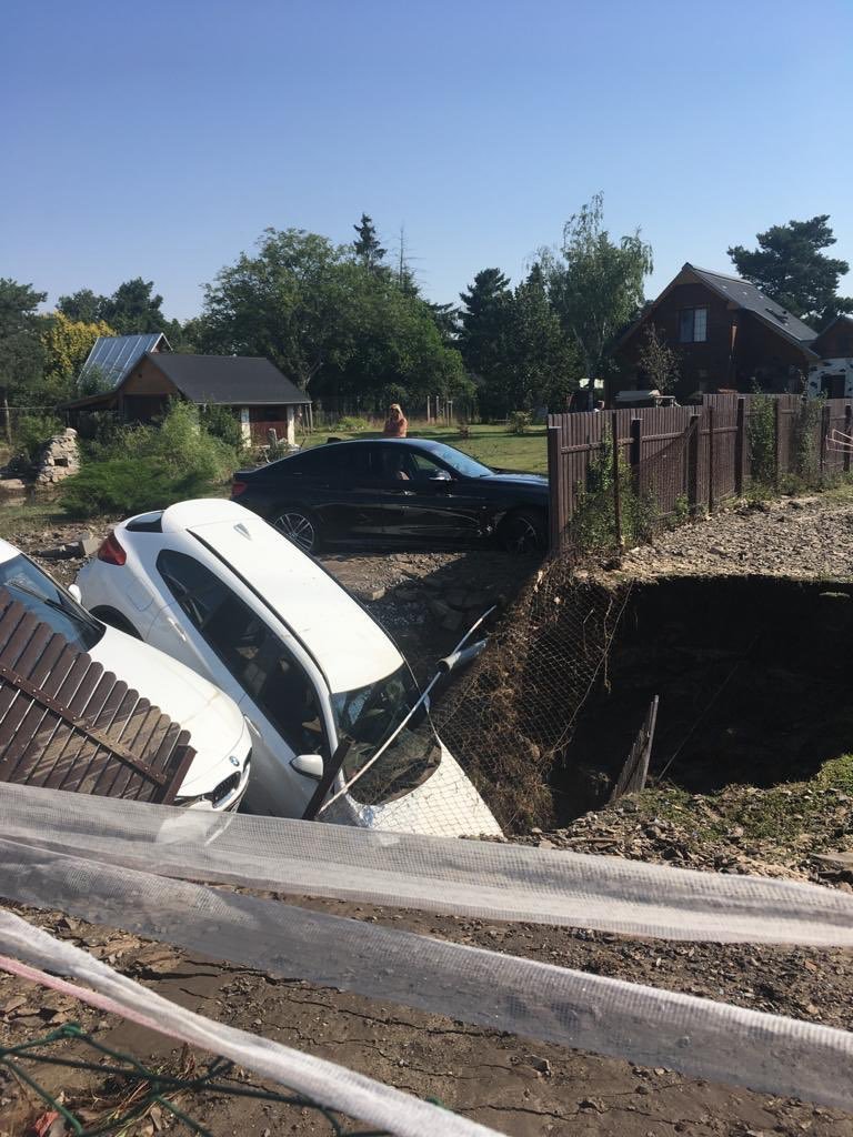 Auta se v Dolních Počernicích v Praze propadla do díry.