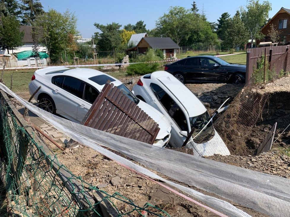 Země se propadla v Dolních Počernicích: V díře skončily dva vozy BMW