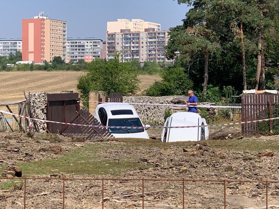 Země se propadla v Dolních Počernicích: V díře skončily dva vozy BMW