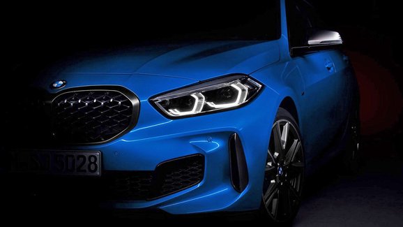 Nové BMW 1 se začíná odhalovat: Ukazuje světlo i digitální přístrojový štít
